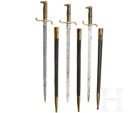 Drei Ausgehseitengewehre M 1871 Schlanke, beidseitig mit Ranken und Trophäen geätzte Rückenklinge (fleckig) von "W.K &amp; C"