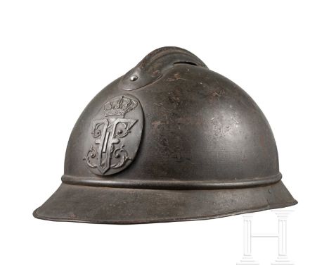 Stahlhelm M 15 Adrian für Mannschaften der rumänischen Armee im Ersten Weltkrieg Stahl mit gedunkelten graublauen Lackspuren 