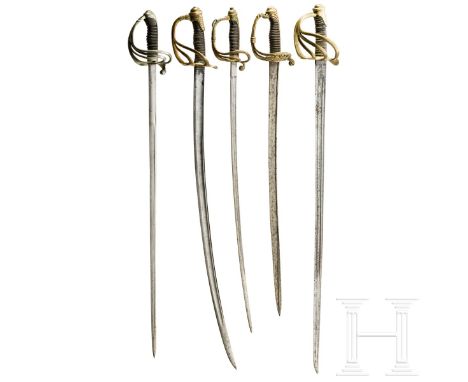 Fünf Blankwaffen, westeuropäisch, 19./20. Jhdt. Degen M1882 mit bikonvexer Klinge, an der Wurzel die Herstellersignatur der M
