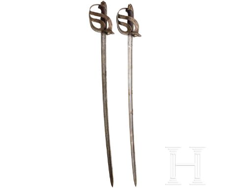 Zwei Kavalleriesäbel M 1873 Leicht gekrümmte Steckrückenklinge (fleckig), am Ansatz gestempelt "M". Eisenkorbgefäß mit Stempe