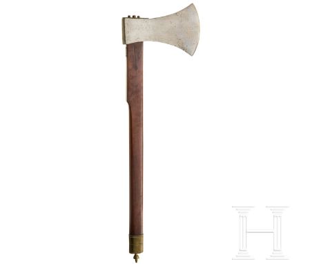 Große Sappeur-Paradeaxt, wohl Frankreich, 19. Jhdt. Schweres eisernes Blatt mit scharfer bogenförmiger Schneide und Hammerkop