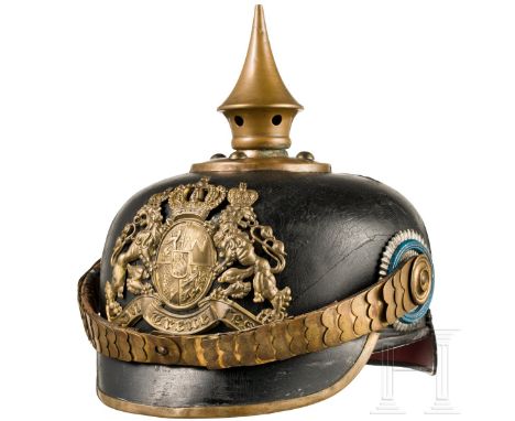 Helm M 1896 für Einjährig-Freiwillige der Infanterie Zusammengestellt. Schwarz lackierte Fiberglocke (krakeliert, nachgeschwä