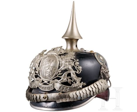 Helm M 1886 für Angehörige der Gendarmerie Eigentumsstück. Schwarz lackierte Lederglocke (krakeliert) mit rundem Vorderschirm