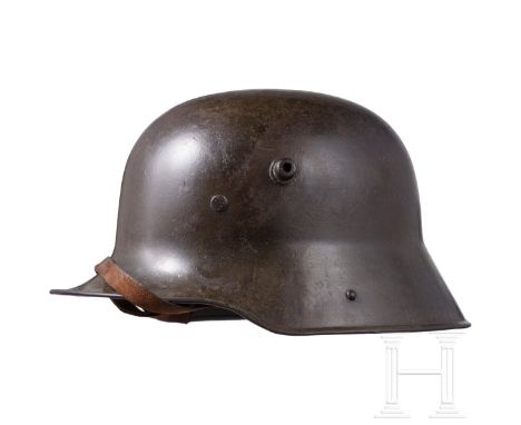 Stahlhelm M 16 Stahl mit feldgrauer Originallackierung (zu ca. 70 % erhalten, Rostspuren, stellenweise narbig), gestufte Entl