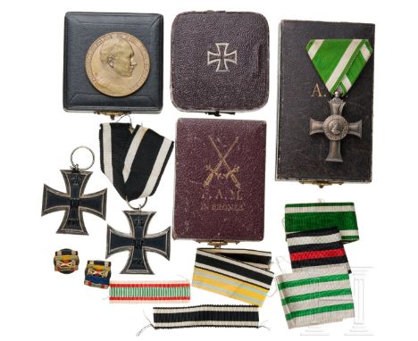 Kleines Ordenskonvolut Ein Albrechtkreuz des Albrechtsordens (versilbert mit aufgelegten Medaillons) im Etui von Scharffenber