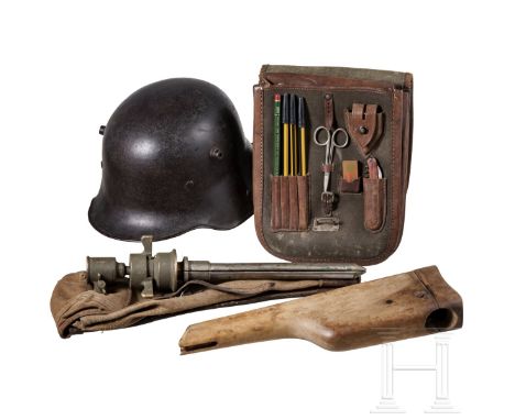 Kleines Konvolut Ausrüstung Rostige Glocke des Stahlhelms M 16, Lederpolsterung fehlt, Innenring und Niete vorhanden. Stark b