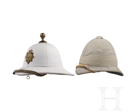 Zwei Tropenhelme und ein Stahlhelm, 20. Jhdt. Schön erhaltener britischer Marine-Tropenhelm mit weißem Stoffbezug und Messing