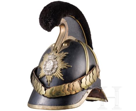 Helm M 1867 für Mannschaften des 1. Reiter-Regiments Schwarzer Lederkorpus mit Messingbeschlägen. Neusilbernes sächsisches Wa