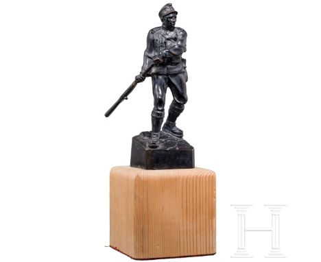 Johann Enrich (1881 - 1970) - Tiroler Kaiserjäger, geschwärzte Bronzeskulptur Bronze, geschwärzt. Schreitender Kaiserjäger in