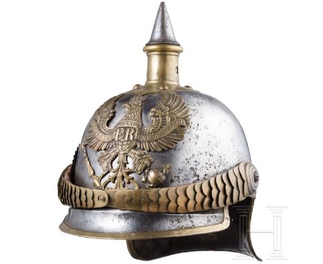 Helm M 1867 für Mannschaften im Kürassier-Regiment Nr. 4 Kammerstück. Hohe Stahlglocke (narbig, vereinzelt minimale Löcher) m