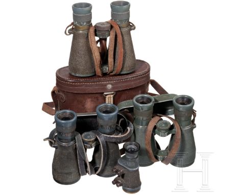 Vier Ferngläser Kleines Monokular von Zeiss, beschriftet "4 x 20, M Blink 16" und "I./J.R. 20. 6", mit grau lackiertem Metall