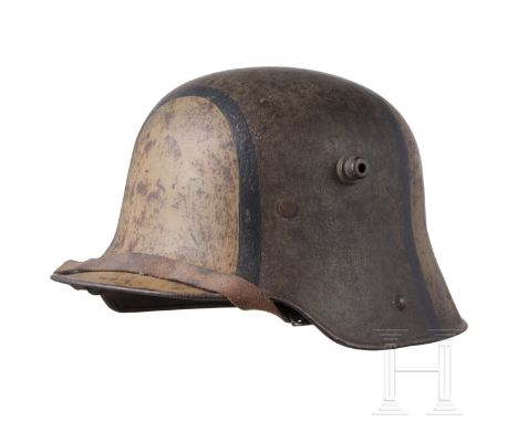 Stahlhelm M 16 mit Tarnanstrich Die Glocke mit gestuften Entlüftungsbolzen, außenseitig ein schwarz abgesetzter Mimikry-Anstr