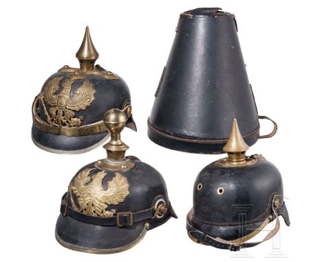 Drei Helme, Preußen, 19./20. Jhdt. Zusammengestellt aus alten und neuen Teilen. Originaler preußischer Infanteriehelm mit sch