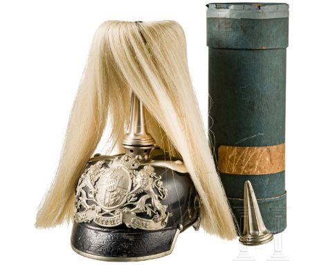 Helm M 1886 für Mannschaften der Kavallerie mit weißem Paradebusch Zusammengestelltes Eigentumsstück. Schwarz lackierte Leder