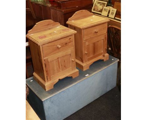 A pair of contemporary pine bedside cabinets, each with single drawer over door, on bracket plinth and a plush upholstered bl