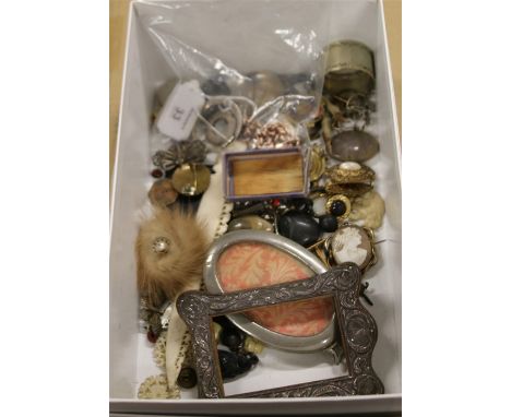 A small mixed lot of bijouterie, to include costume and paste set jewellery, silver and agate brooches, silver photograph fra