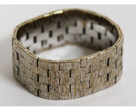 A hallmarked 9ct white gold chain link ring, wt. 8.6g, size R.