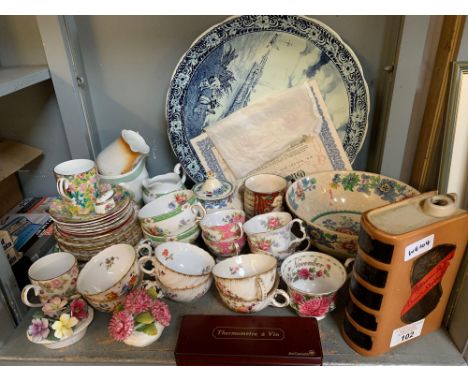 SHELF OF CHINA COLLECTABLES INCLUDING 2 LARGE DELFT STYLE PLATES, CUPS &amp; SAUCERS TO INCLUDE ROYAL ALBERT