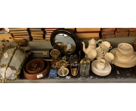 SHELF OF COLLECTABLES INCLUDING MIRROR, BOXED TEASPOONS, PLATEWARE, ORNATE LAMP ETC