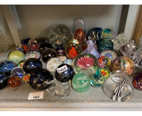 GOOD COLLECTION OF GLASS PAPERWEIGHTS TO INCLUDE CAITHNESS AND MDINA, TOGETHER WITH OTHER 20TH CENTURY GLASS
