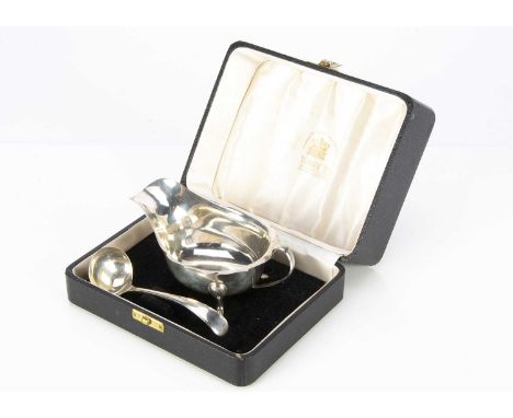 A 1950s cased silver sauce boat and ladle from Viners, 4.26 ozt, Sheffield 1958, in black presentation box (3)