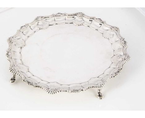 An Edwardian silver card tray by the Barnard's, 21.7cm wide, 15 ozt, shell motif rim, London 1906, not engraved, overall good
