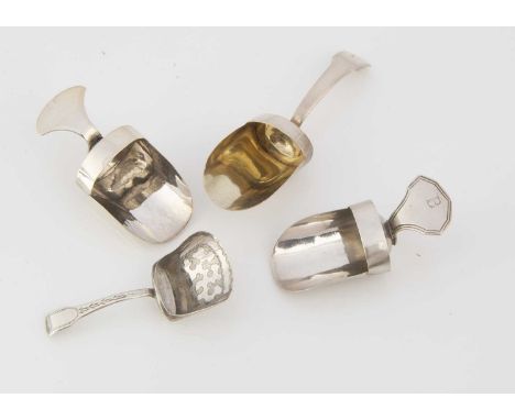 Four Georgian period silver shovel style tea caddy spoons, the longest being 9cm with fiddle pattern handle and by JS (4)