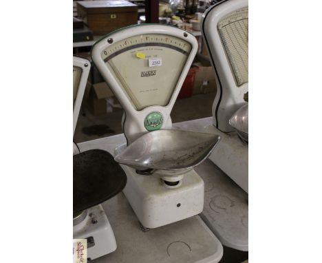 A set of Avery shop scales