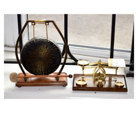 Set of early 20th Century brass and mahogany postal scales with weights, together with a table dinner gong on oak base (2)  