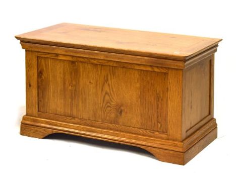 Reproduction light oak blanket box having a fitted hinged cover, 91cm wide  