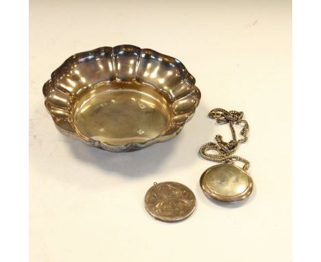 Elizabeth II silver bowl, Birmingham 1967, 15.5cm diameter, together with a silver compact and a silver locket, 7.5toz gross 