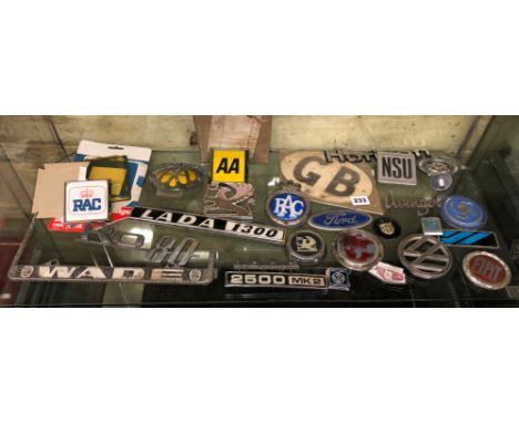 SHELF OF MOTOR VEHICLE AND ASSOCIATION BADGES - RAC, AA AND OTHERS