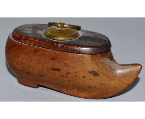 A TREEN CLOG SNUFF BOX. 3.25ins long. 