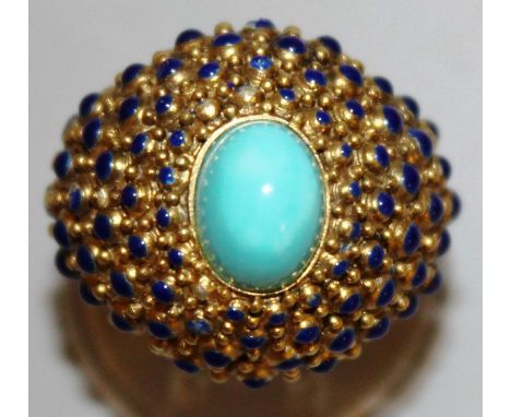 AN 18CT YELLOW GOLD TURQUOISE AND SAPPHIRE RING. 