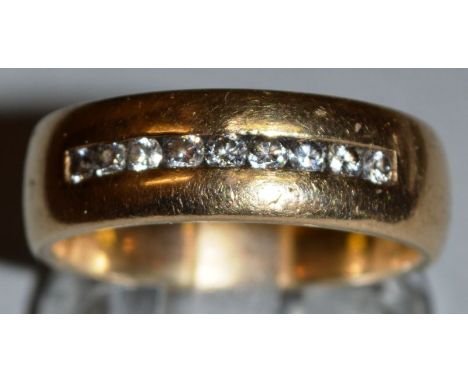 A HEAVY GOLD 9ct GOLD AND DIAMOND RING. 