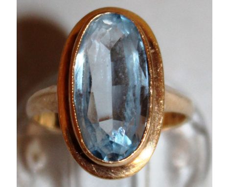 AN AQUAMARINE AND YELLOW GOLD RING. 