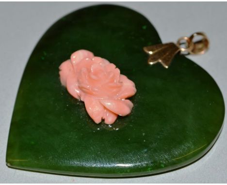 A VERY GOOD 18ct GOLD HEART SHAPED JADE AND CORAL PENDANT. 
