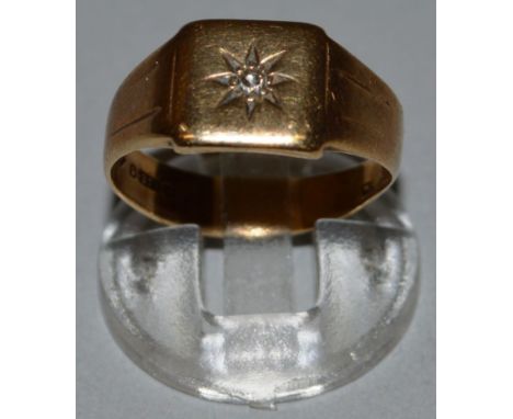 A GENTLEMAN’S DIAMOND SET RING. 