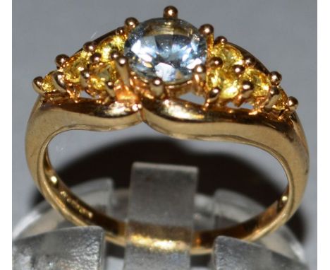 A WHITE AND YELLOW STONE RING in 9ct yellow gold. 