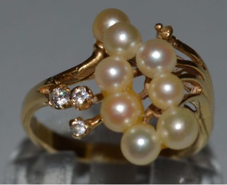 AN 18ct GOLD, PEARL AND DIAMOND RING. 