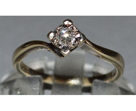 A SMALL SOLITAIRE DIAMOND RING in 9ct yellow gold. 