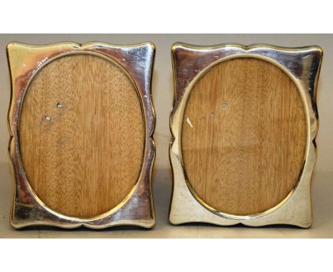A PAIR OF HUNGARIAN OVAL UPRIGHT EASEL PHOTOGRAPH FRAMES. 5ins high x 4ins wide.