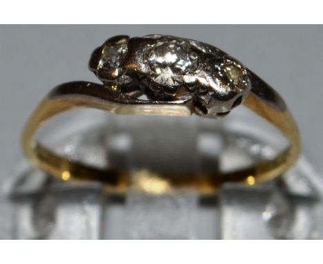 A SMALL GOLD AND DIAMOND RING. 