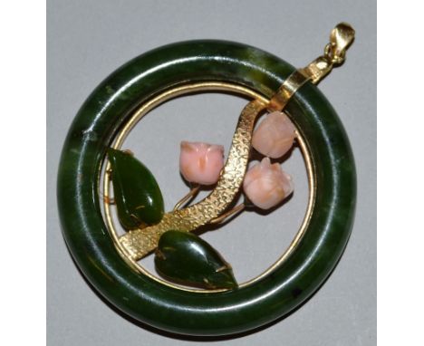 A VERY GOOD 18ct GOLD CIRCULAR SHAPED JADE AND CORAL PENDANT. 