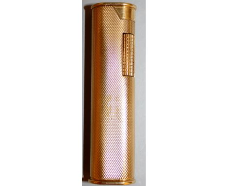 A DUNHILL GOLD COLOURED ENGINE TURNED GAS LIGHTER. 
