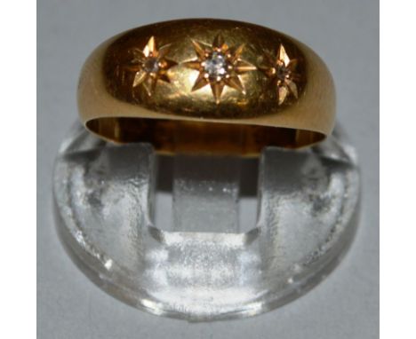 AN 18ct GOLD AND DIAMOND GYPSY RING. 