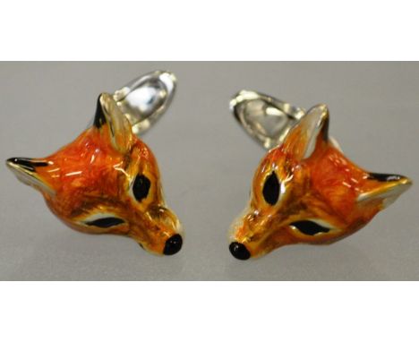 A PAIR OF ENAMEL FOX’S HEAD CUFFLINKS. 