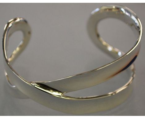 A HEAVY ART DECO DESIGN PIERCED SILVER BANGLE. 