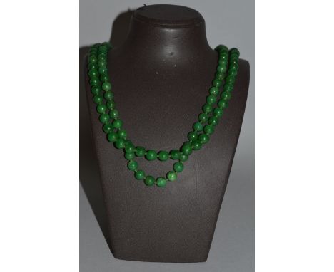 A LONG GREEN “JADE” NECKLACE. 