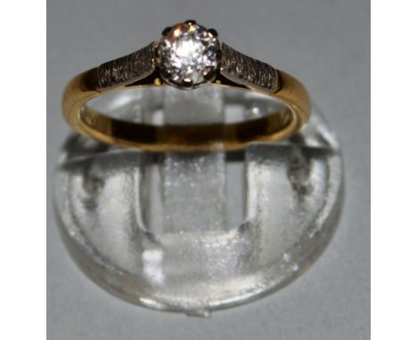 A SINGLE STONE DIAMOND RING in 18ct gold. 